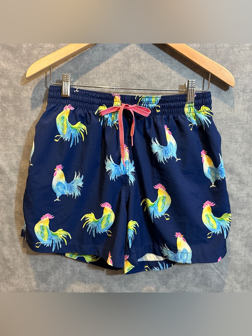 NWOT Chubbies "The Fowl Plays" Stretch Swim Trunks Men's Size Medium Rooster 5.5